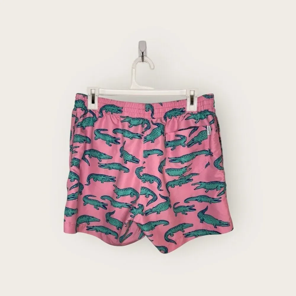 Chubbies Men’s Classic Swim Trunk The Glades Pink Alligator 5.5” Size Large